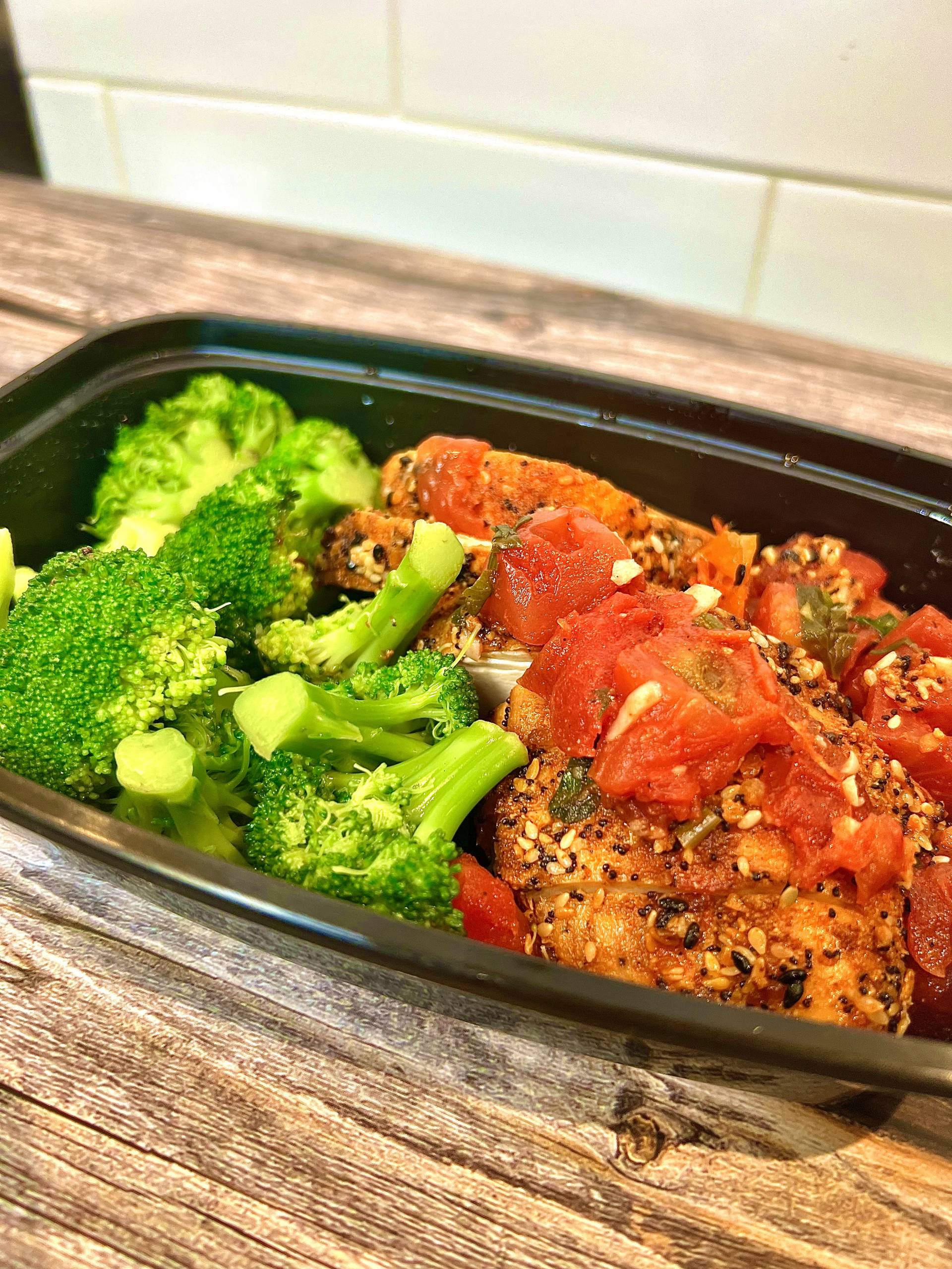 (KETO) Everything Bagel Chicken With Broccoli, Tomatoes & Garlic
